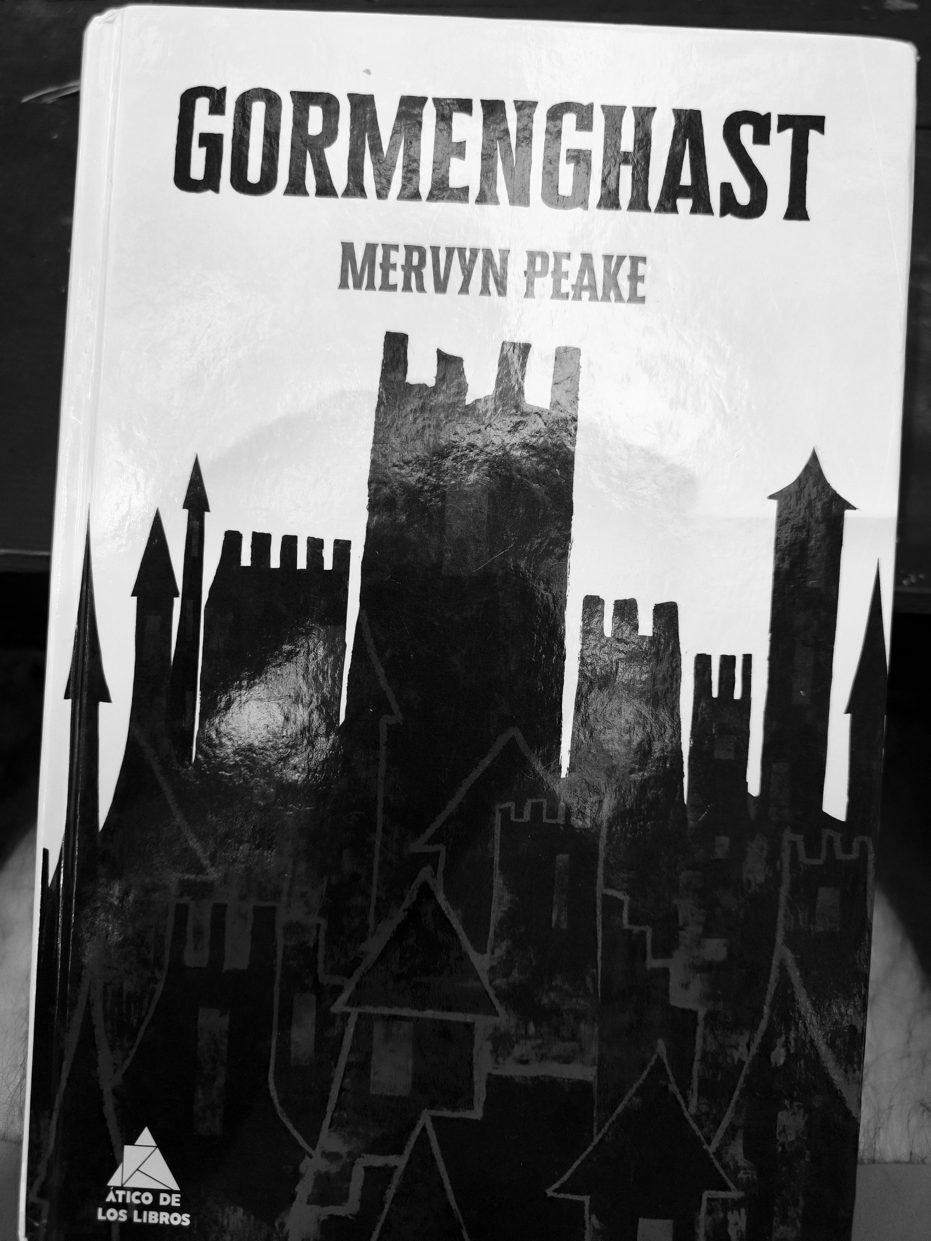 Portada del libro Gormenghast, de Mervyn Peake ,edición Ático de libros. Se observa el dibujo del perfil de un castillo, con el título y autor sobre él.