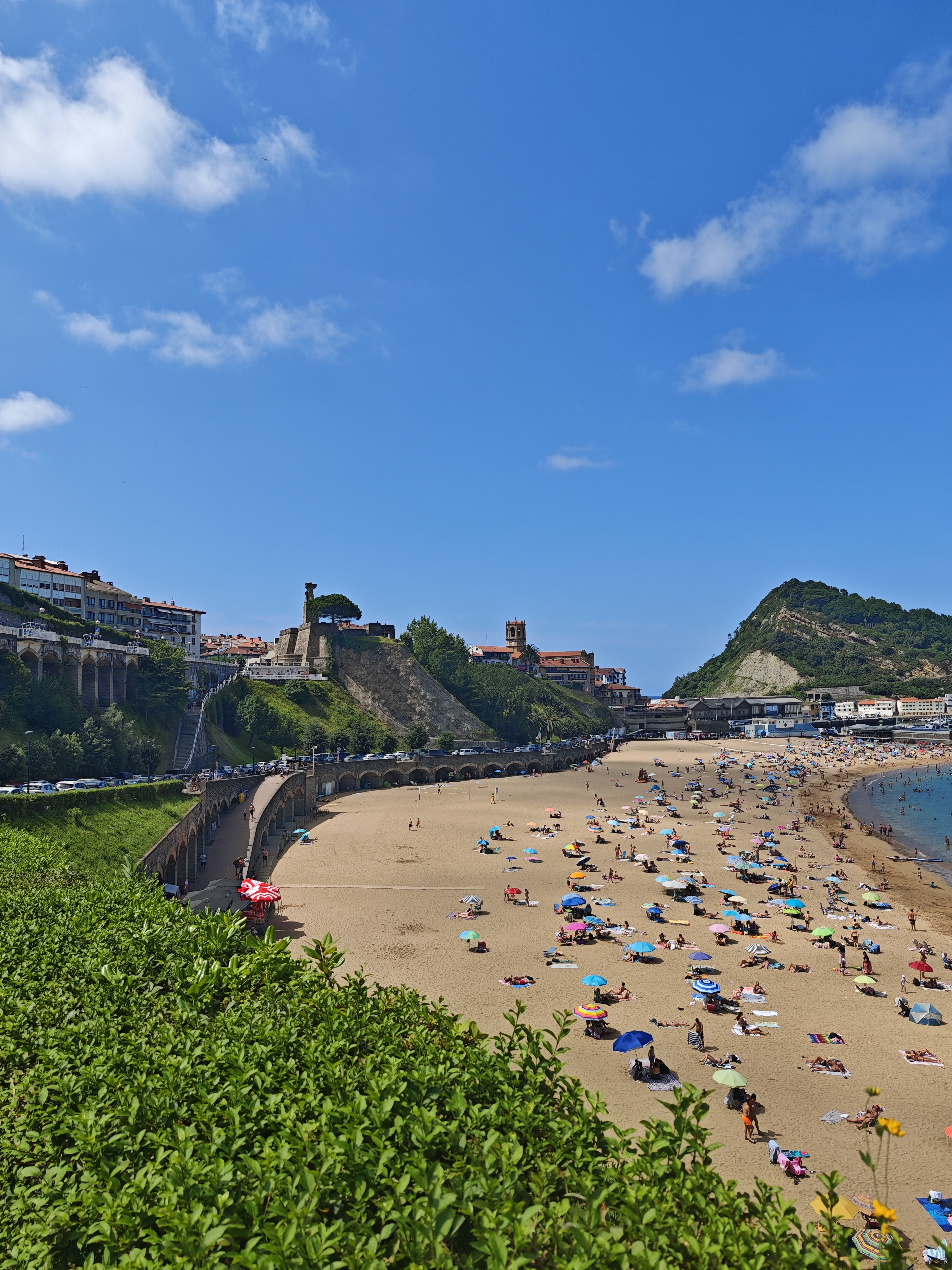 Vista del pueblo de Getaria, el puerto y la playa en un día soleado de Julio