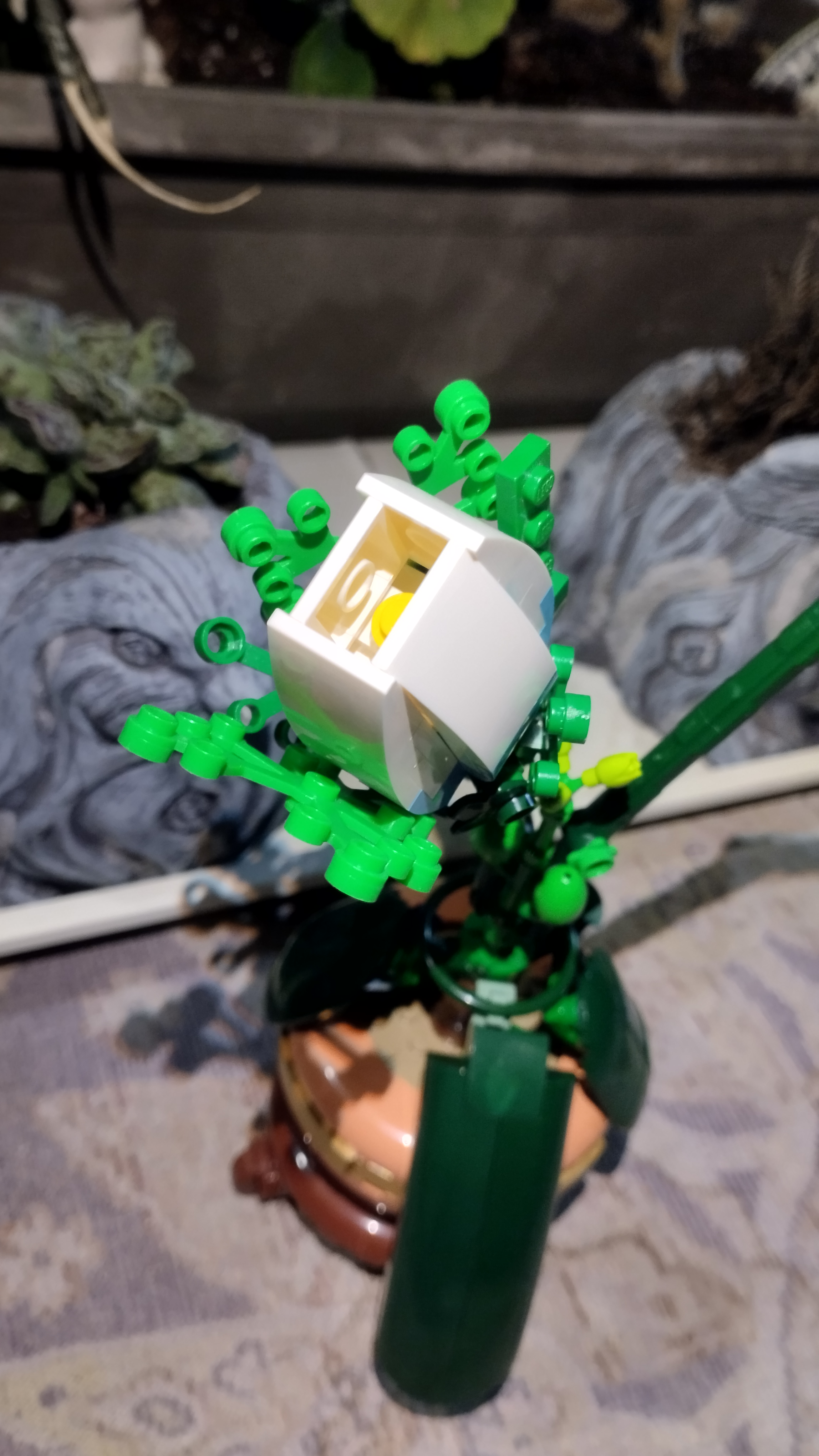 vista cercana a una de las partes de la planta de Lego, que es un capullo aún cerrado