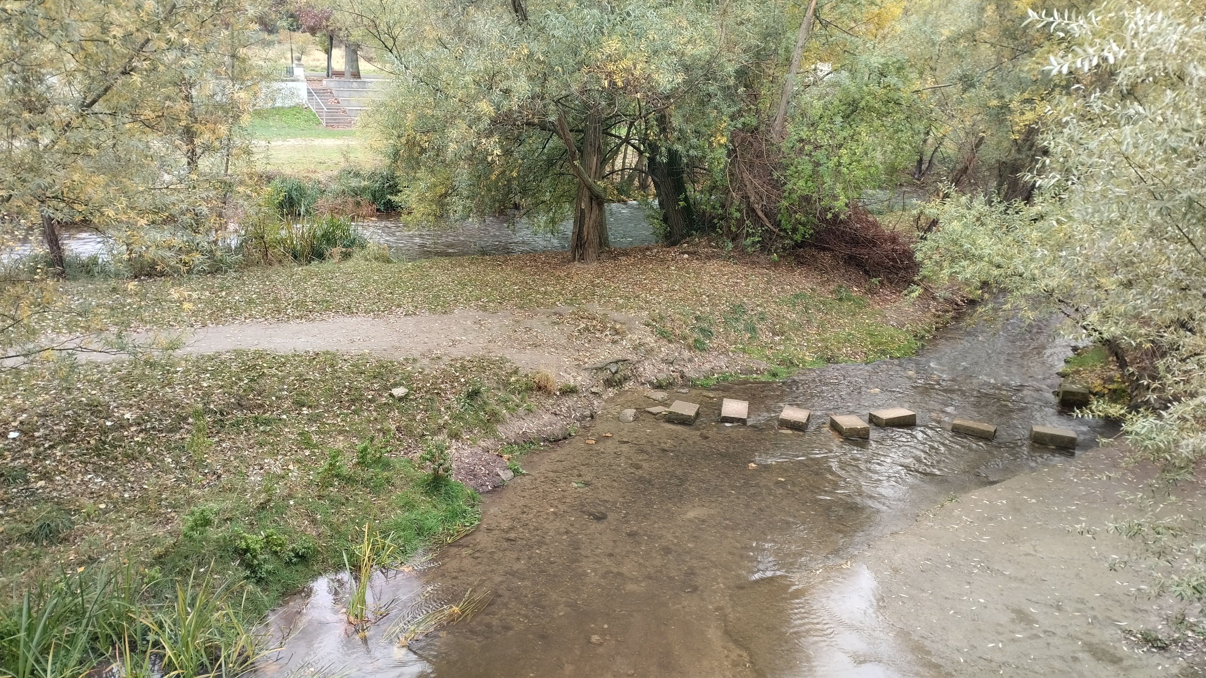 vista del río vena encontrándose con el Arlanzón junto con un paso hecho con piedras