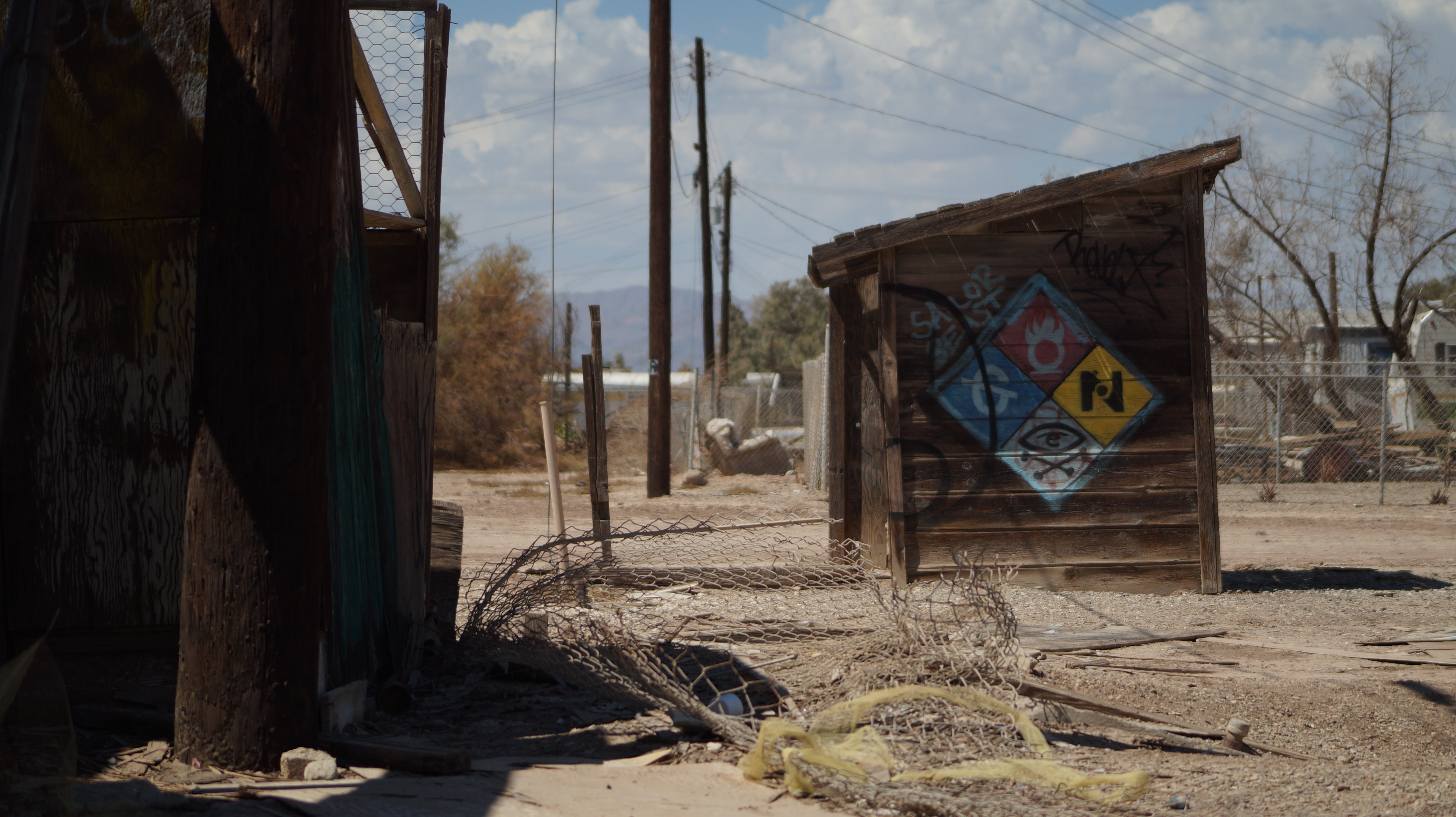 algunos edificios abandonados en el desierto.