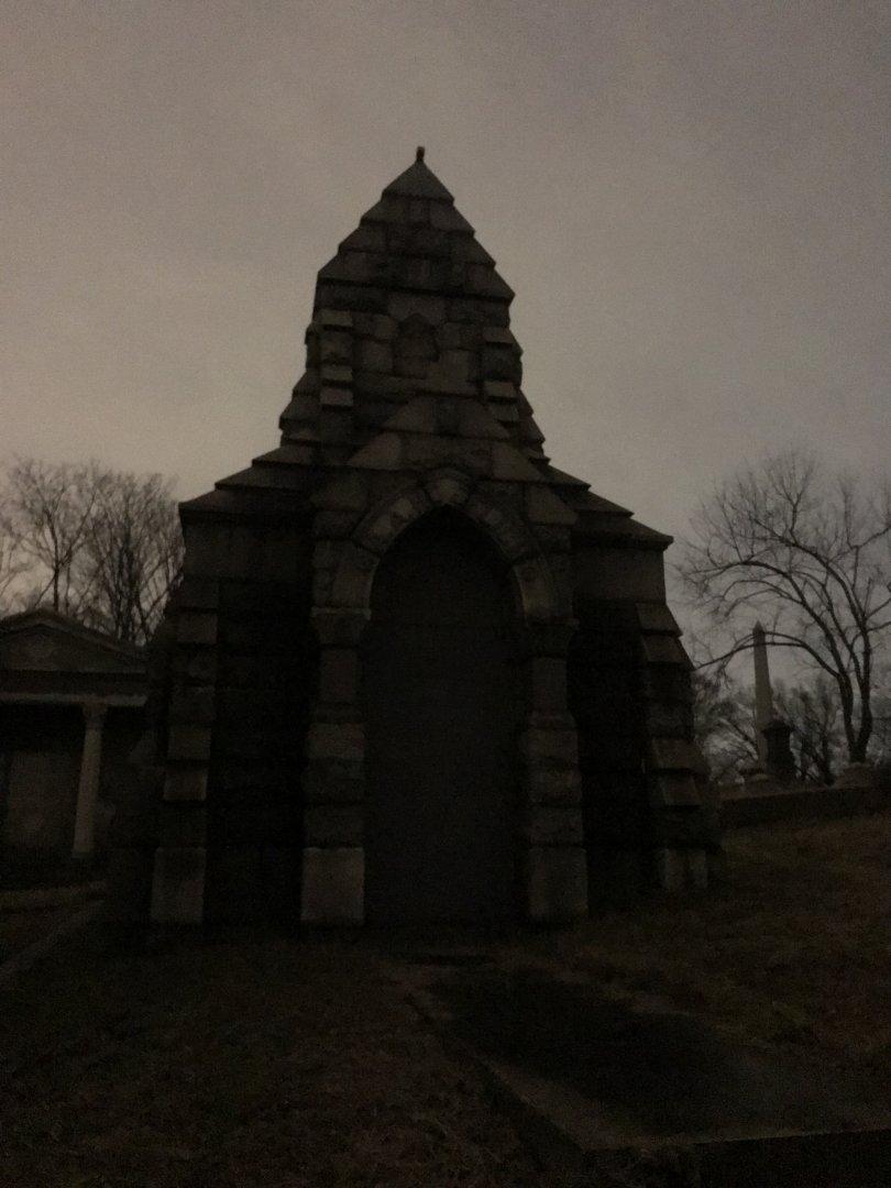 una tomba en un cemeterio